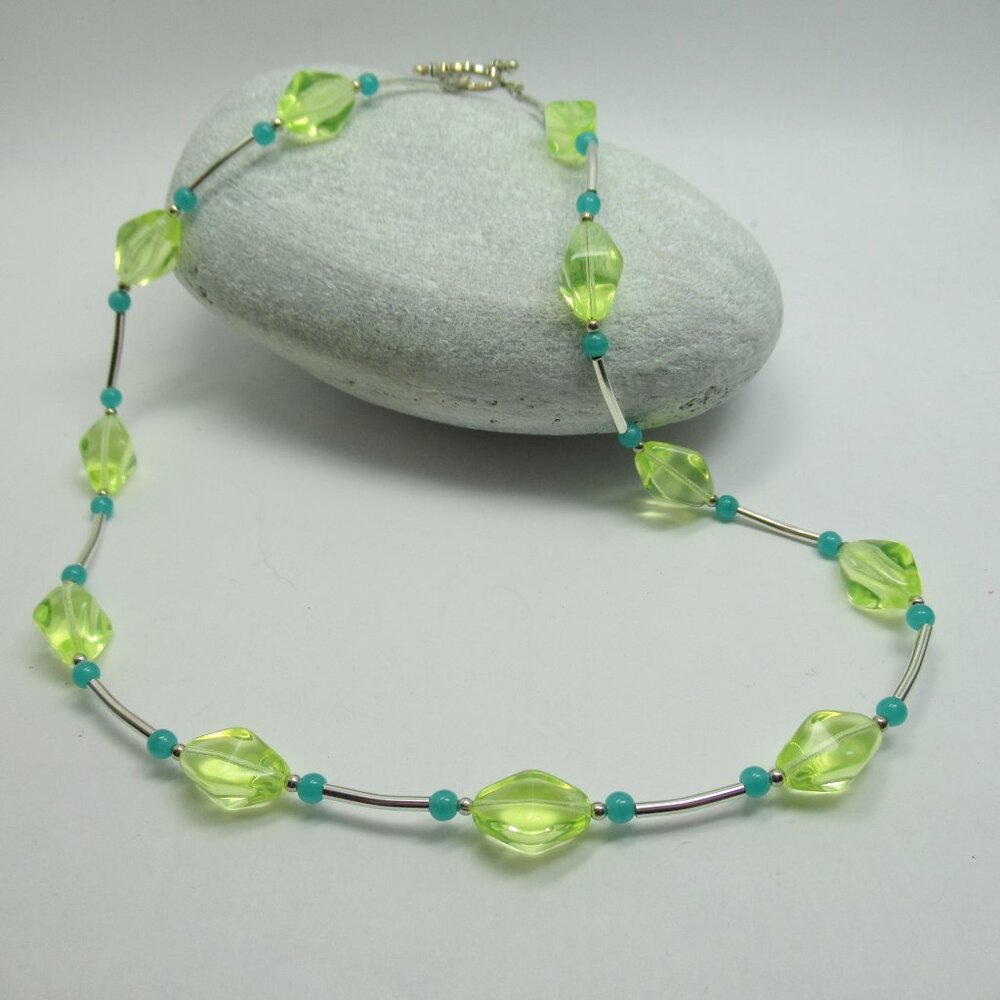 Uranium glass bead necklace - Picture 3 of 10
